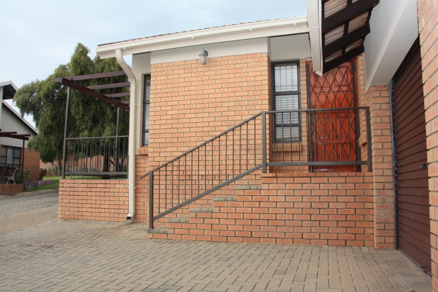 2 Bedroom Property for Sale in Langenhovenpark Free State